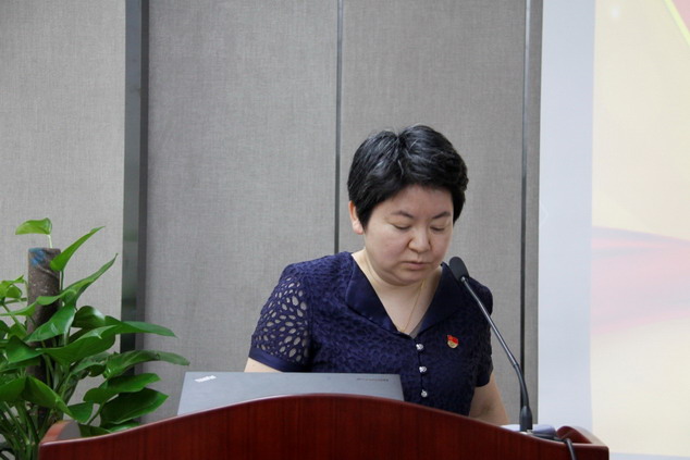 李萍同志宣读表彰决定